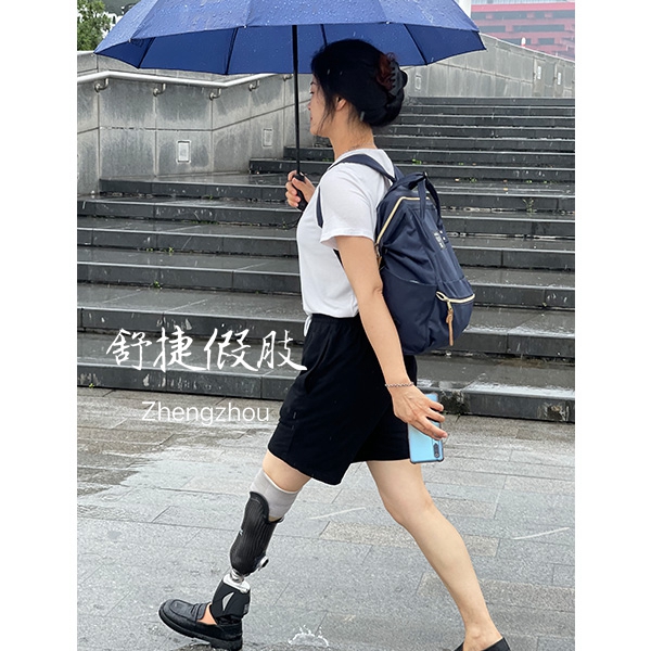 小腿假肢，穿戴行走步態(tài)優(yōu)美